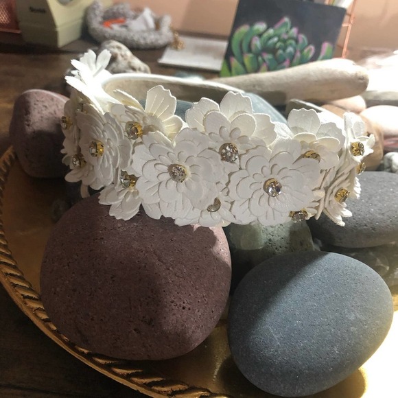 PASTORAL Flowers Headband in vegan leather and rhinestones - Picture 4 of 5